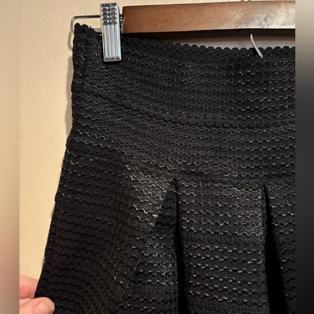 Ann Taylor Black Textured A-Line Pleated Mini Skirt, size 00, Elastic Waist - Picture 7 of 7
